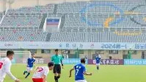 肖战跨年晚会疑遭激光笔骚扰，眼神闪躲避让特定方位